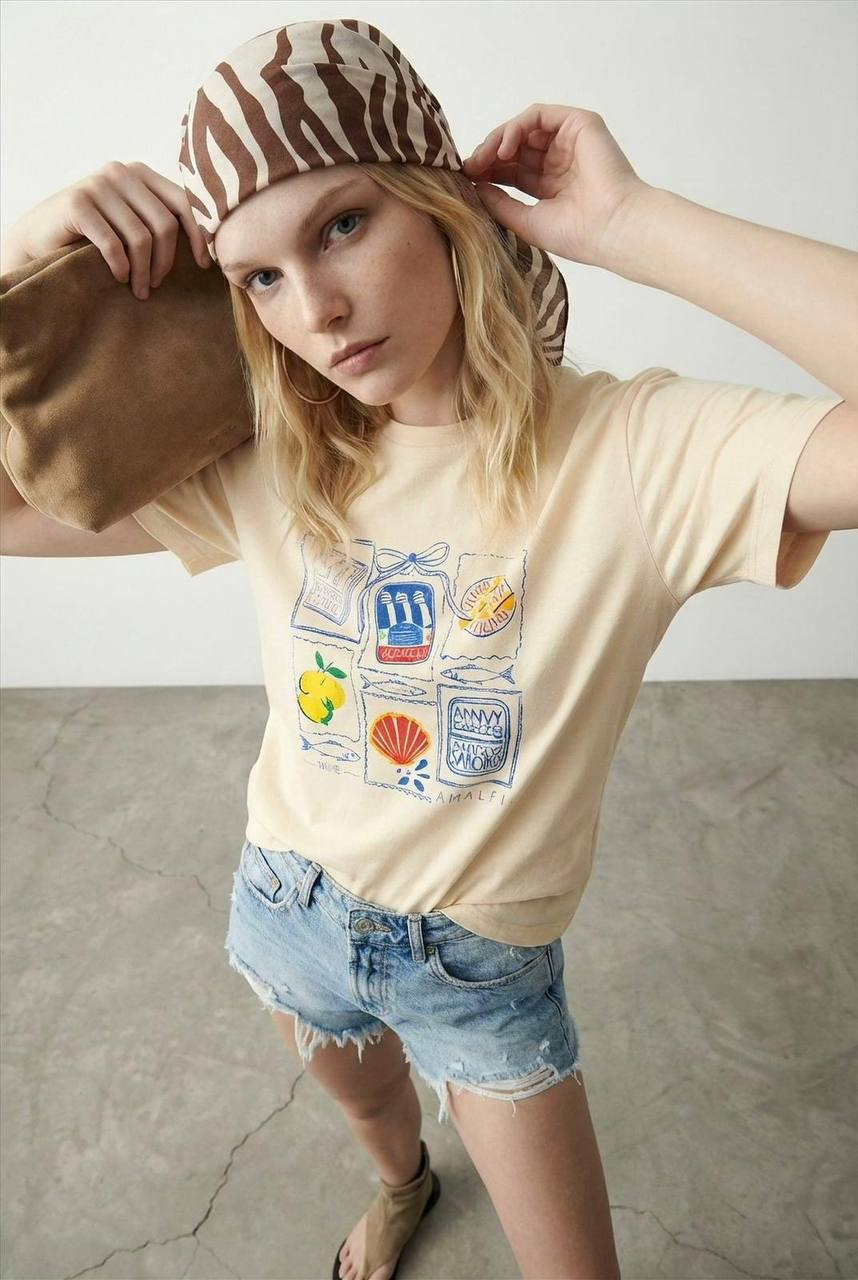 Cream Short-Sleeve Graphic T-shirt Featuring Italy Postage Stamp Design