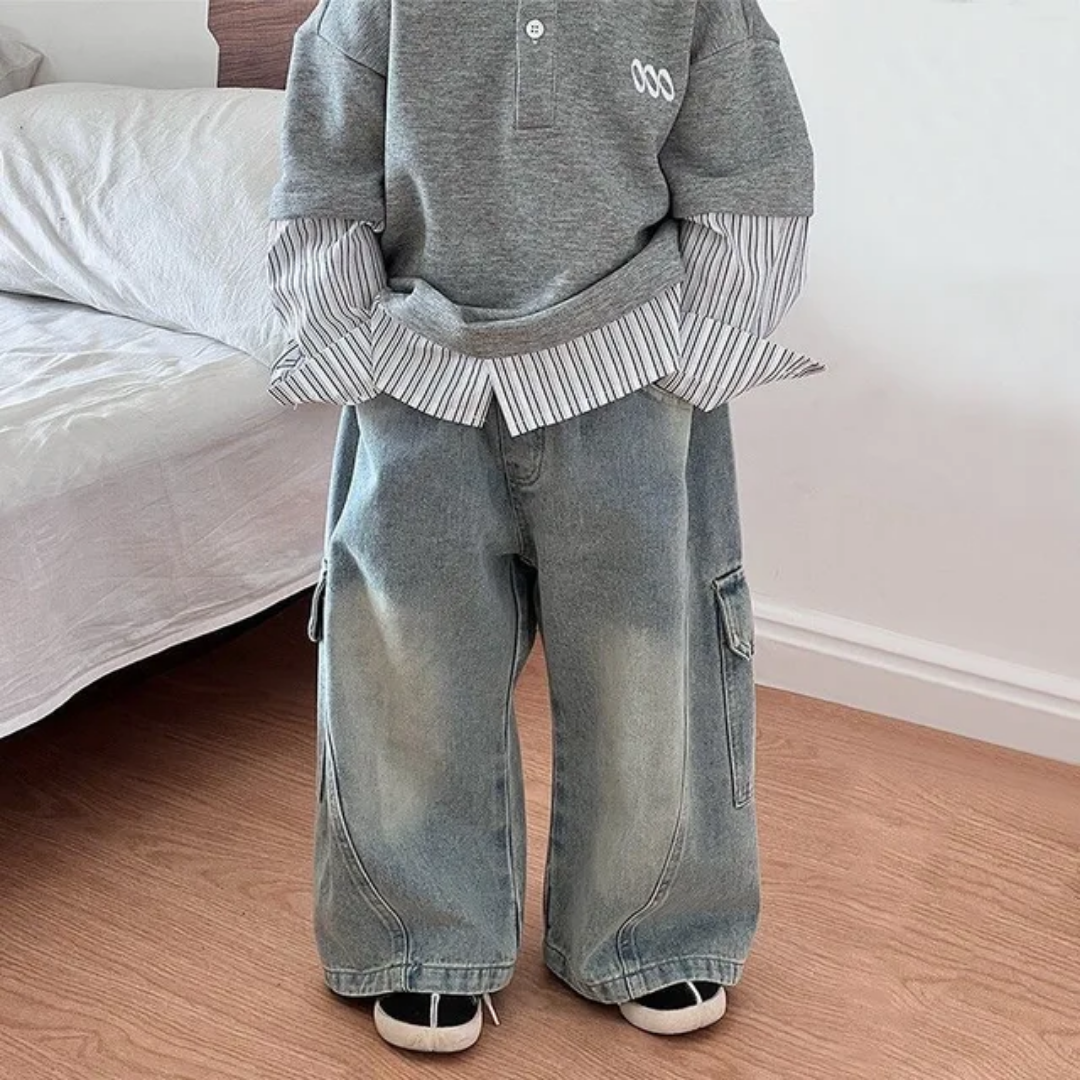 Boys’ light-wash wide-leg cargo jeans with side pockets and curved seams