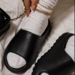 ⁦Heeled Unisex Yeezy Slides⁩ - الصورة ⁦2⁩